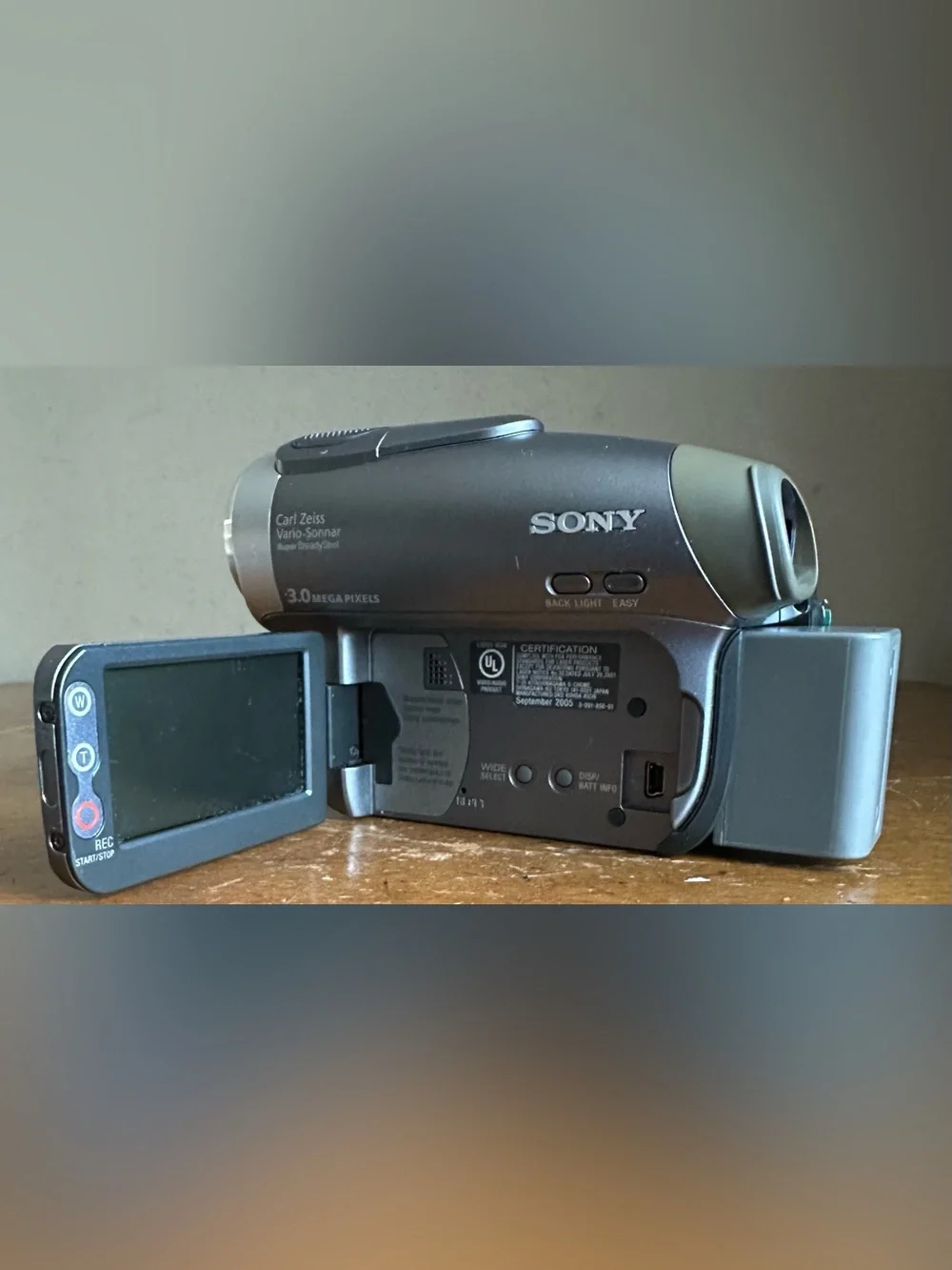 Sony DCR-DVD403 NTSC 3MP MPEG Digital Video Camera Recorder Handycam Camcorder